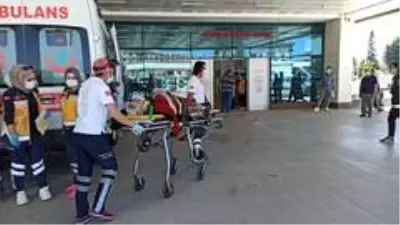 Düzce'de otomobiller kafa kafaya çarpıştı: 3 yaralı Düzce'de otomobiller kafa kafaya çarpıştı: 3 yaralı