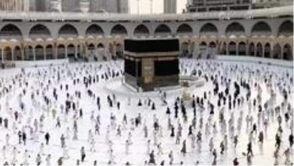 Hacılar veda tavafı için Mescid-i Haram'da