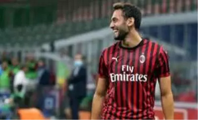 Hakan Çalhanoğlu, İtalya'da en golcü sezonunu yaşadı Hakan Çalhanoğlu, İtalya'da en golcü sezonunu yaşadı