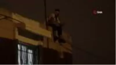 Hasmı kapıya dayanınca dama çıkıp intihara kalkıştı Hasmı kapıya dayanınca dama çıkıp intihara kalkıştı