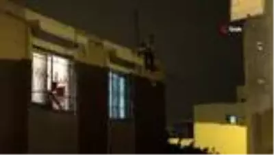 Hasmı kapıya dayanınca dama çıkıp intihara kalkıştı Hasmı kapıya dayanınca dama çıkıp intihara kalkıştı