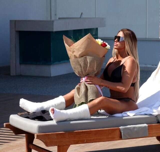 İngiliz şarkıcı Katie Price, Türkiye'deki tatilinde büyük talihsizlik yaşayıp iki bacağını da kırdı İngiliz şarkıcı Katie Price, Türkiye'deki tatilinde büyük talihsizlik yaşayıp iki bacağını da kırdı