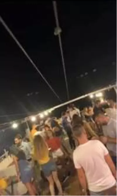 İstanbul Boğazı'nda 'yüzen kulüplerde' salgına rağmen yat partileri kamerada İstanbul Boğazı'nda 'yüzen kulüplerde' salgına rağmen yat partileri kamerada