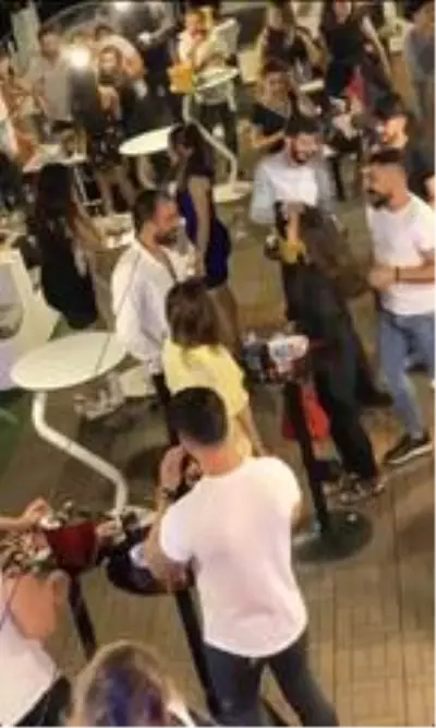 İstanbul Boğazı'nda 'yüzen kulüplerde' salgına rağmen yat partileri kamerada İstanbul Boğazı'nda 'yüzen kulüplerde' salgına rağmen yat partileri kamerada