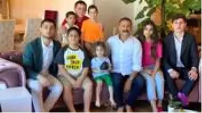 İzzet Yıldızhan, çocuklarına bayram harçlığı yerine altın taktı İzzet Yıldızhan, çocuklarına bayram harçlığı yerine altın taktı