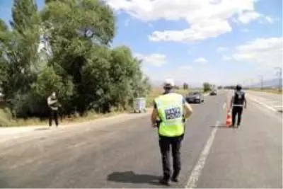 Son dakika 3. sayfa: Kaymakam Solak trafik denetimi yaptı Son dakika 3. sayfa: Kaymakam Solak trafik denetimi yaptı