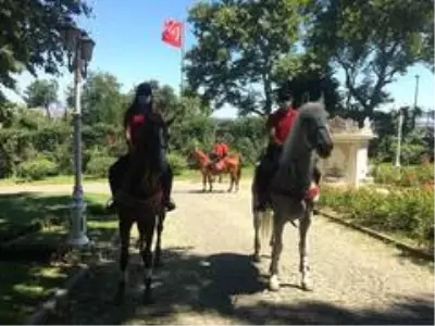 Kurban Bayramı'nda atlı polislerden Gülhane Parkı'nda denetim Kurban Bayramı'nda atlı polislerden Gülhane Parkı'nda denetim