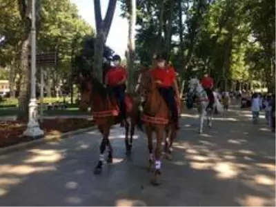 Kurban Bayramı'nda atlı polislerden Gülhane Parkı'nda denetim Kurban Bayramı'nda atlı polislerden Gülhane Parkı'nda denetim