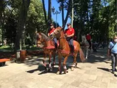 Kurban Bayramı'nda atlı polislerden Gülhane Parkı'nda denetim Kurban Bayramı'nda atlı polislerden Gülhane Parkı'nda denetim