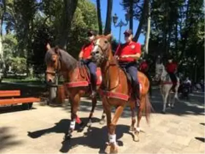Kurban Bayramı'nda atlı polislerden Gülhane Parkı'nda denetim Kurban Bayramı'nda atlı polislerden Gülhane Parkı'nda denetim