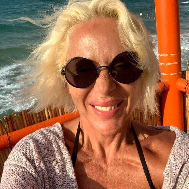 Leopar desenli bikinisiyle poz veren 57'lik Billur Kalkavan, fiziğiyle genç kızlara taş çıkarttı