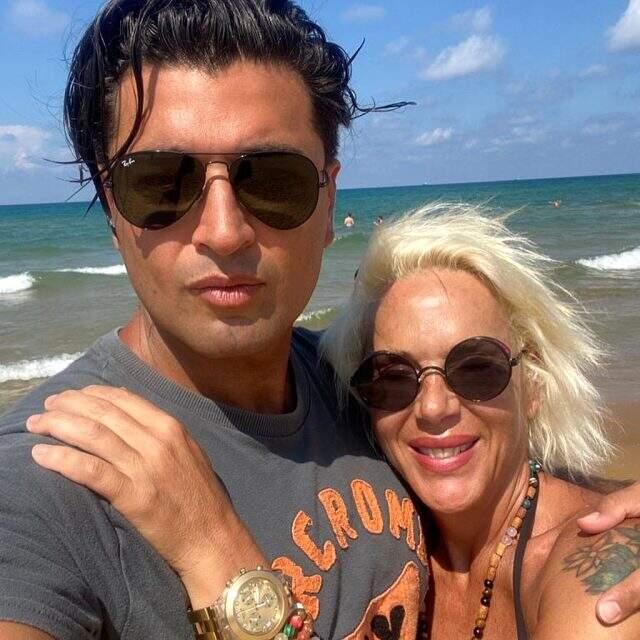 Leopar desenli bikinisiyle poz veren 57'lik Billur Kalkavan, fiziğiyle genç kızlara taş çıkarttı