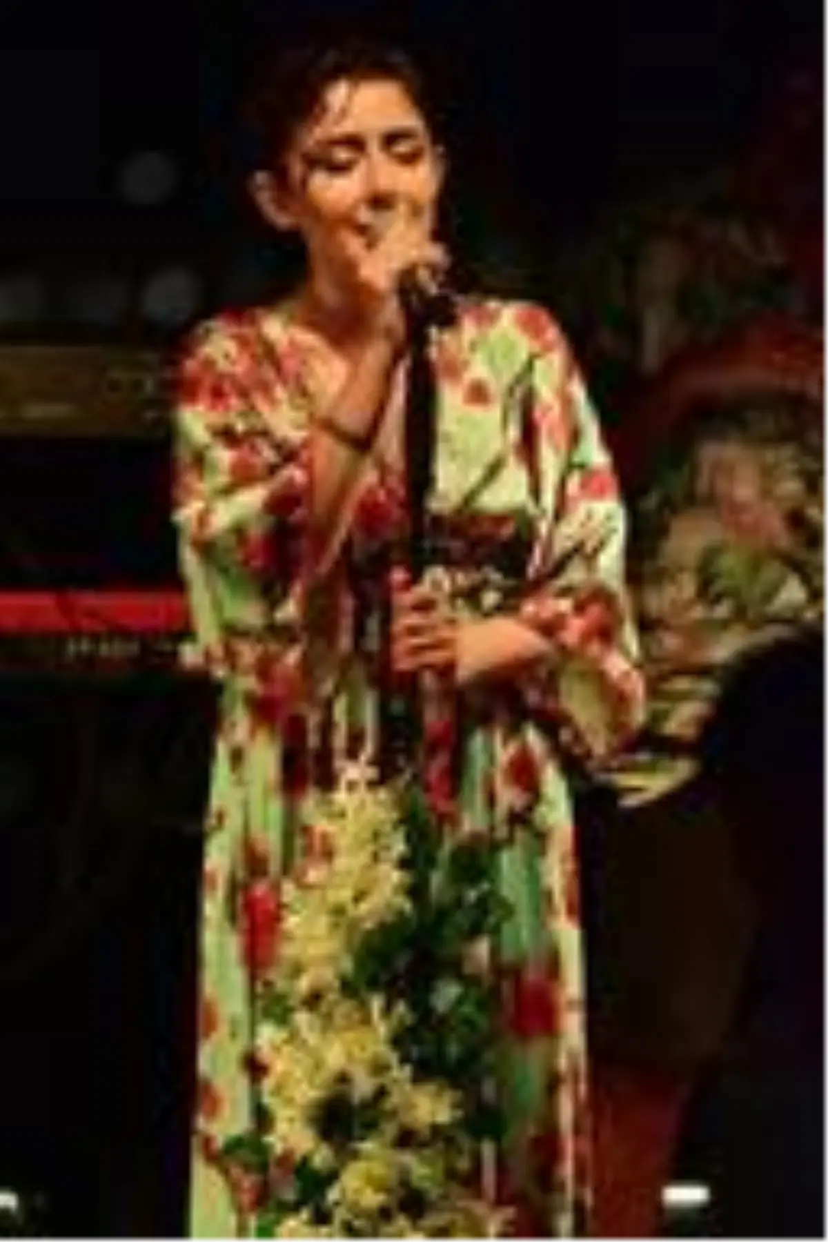 Melek Mosso sahneye yalın ayakla çıktı