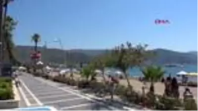 mugla marmaris te tatilciler gunduz plajlari aksam sokaklari doldurdu