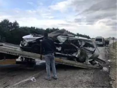 Otomobil ile kamyonet çarpıştı: 1 ölü, 5 yaralı Otomobil ile kamyonet çarpıştı: 1 ölü, 5 yaralı