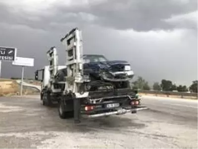 Otomobil ile kamyonet çarpıştı: 1 ölü, 5 yaralı Otomobil ile kamyonet çarpıştı: 1 ölü, 5 yaralı