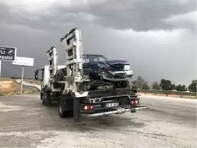 Otomobil ile kamyonet çarpıştı: 1 ölü, 5 yaralı Otomobil ile kamyonet çarpıştı: 1 ölü, 5 yaralı