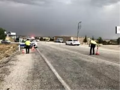 Otomobil ile kamyonet çarpıştı: 1 ölü, 5 yaralı Otomobil ile kamyonet çarpıştı: 1 ölü, 5 yaralı