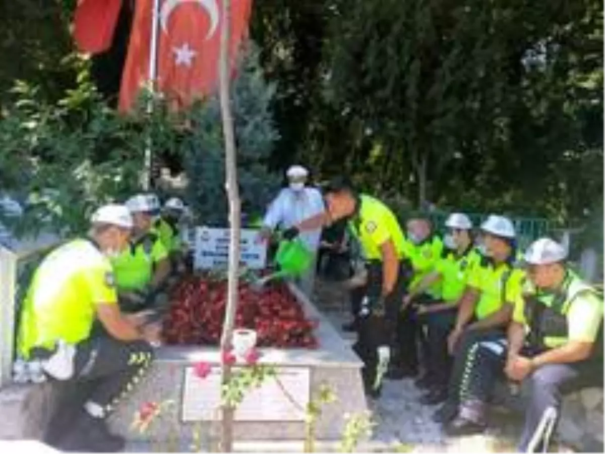 Polis ekipleri, şehit Kaymakam Safitürk ve 15 Temmuz Şehidi Gökbayrak'ın mezarını ziyaret etti