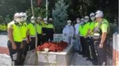 Polis ekipleri, şehit Kaymakam Safitürk ve 15 Temmuz Şehidi Gökbayrak'ın mezarını ziyaret etti Polis ekipleri, şehit Kaymakam Safitürk ve 15 Temmuz Şehidi Gökbayrak'ın mezarını ziyaret etti
