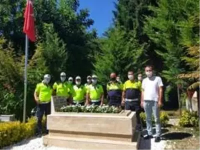 Polis ekipleri, şehit Kaymakam Safitürk ve 15 Temmuz Şehidi Gökbayrak'ın mezarını ziyaret etti Polis ekipleri, şehit Kaymakam Safitürk ve 15 Temmuz Şehidi Gökbayrak'ın mezarını ziyaret etti