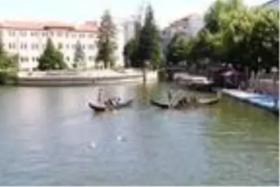 Porsuk Çayı'nda bayram yoğunluğu Porsuk Çayı'nda bayram yoğunluğu