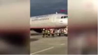 Rusya'da bir tanker havaalanında uçakla çarpıştı, faciadan kıl payı dönüldü Rusya'da bir tanker havaalanında uçakla çarpıştı, faciadan kıl payı dönüldü
