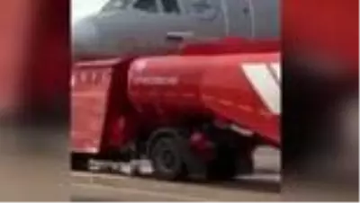 Rusya'da bir tanker havaalanında uçakla çarpıştı, faciadan kıl payı dönüldü Rusya'da bir tanker havaalanında uçakla çarpıştı, faciadan kıl payı dönüldü