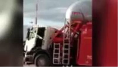 Rusya'da bir tanker havaalanında uçakla çarpıştı, faciadan kıl payı dönüldü Rusya'da bir tanker havaalanında uçakla çarpıştı, faciadan kıl payı dönüldü