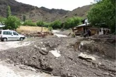 Sağanak yağış Oltu'da sele dönüştü Sağanak yağış Oltu'da sele dönüştü