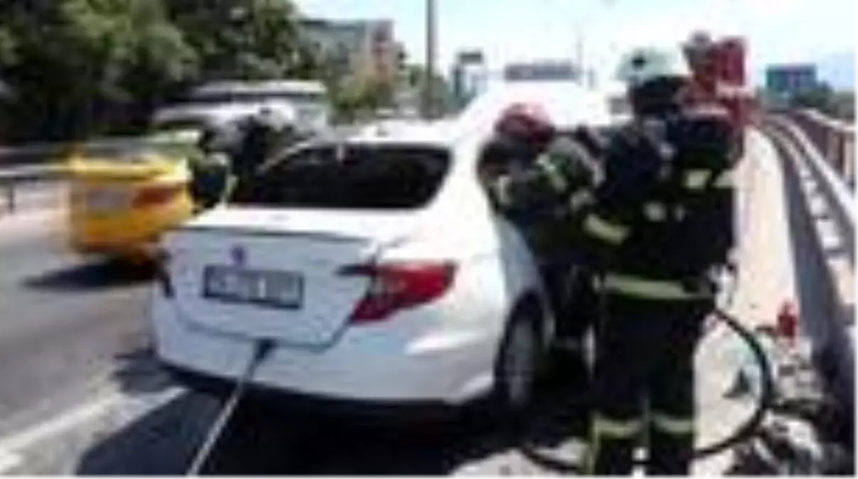 Seyir halinde tutuşan otomobil kullanılamaz hale geldi