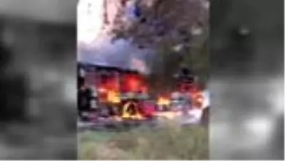 Seyir halindeki otobüs yanarak kullanılamaz hale geldi Seyir halindeki otobüs yanarak kullanılamaz hale geldi