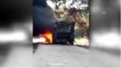 Seyir halindeki otobüs yanarak kullanılamaz hale geldi Seyir halindeki otobüs yanarak kullanılamaz hale geldi