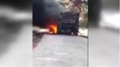 Seyir halindeki otobüs yanarak kullanılamaz hale geldi Seyir halindeki otobüs yanarak kullanılamaz hale geldi