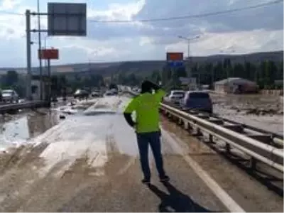 Sivas-Ankara Karayolunda taşkın nedeniyle ulaşım aksadı Sivas-Ankara Karayolunda taşkın nedeniyle ulaşım aksadı