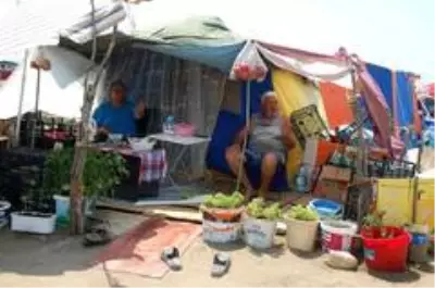 Tatilciler akın etti, Saros sahilleri çadır kente döndü