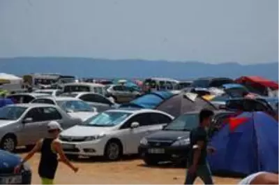 Tatilciler akın etti, Saros sahilleri çadır kente döndü