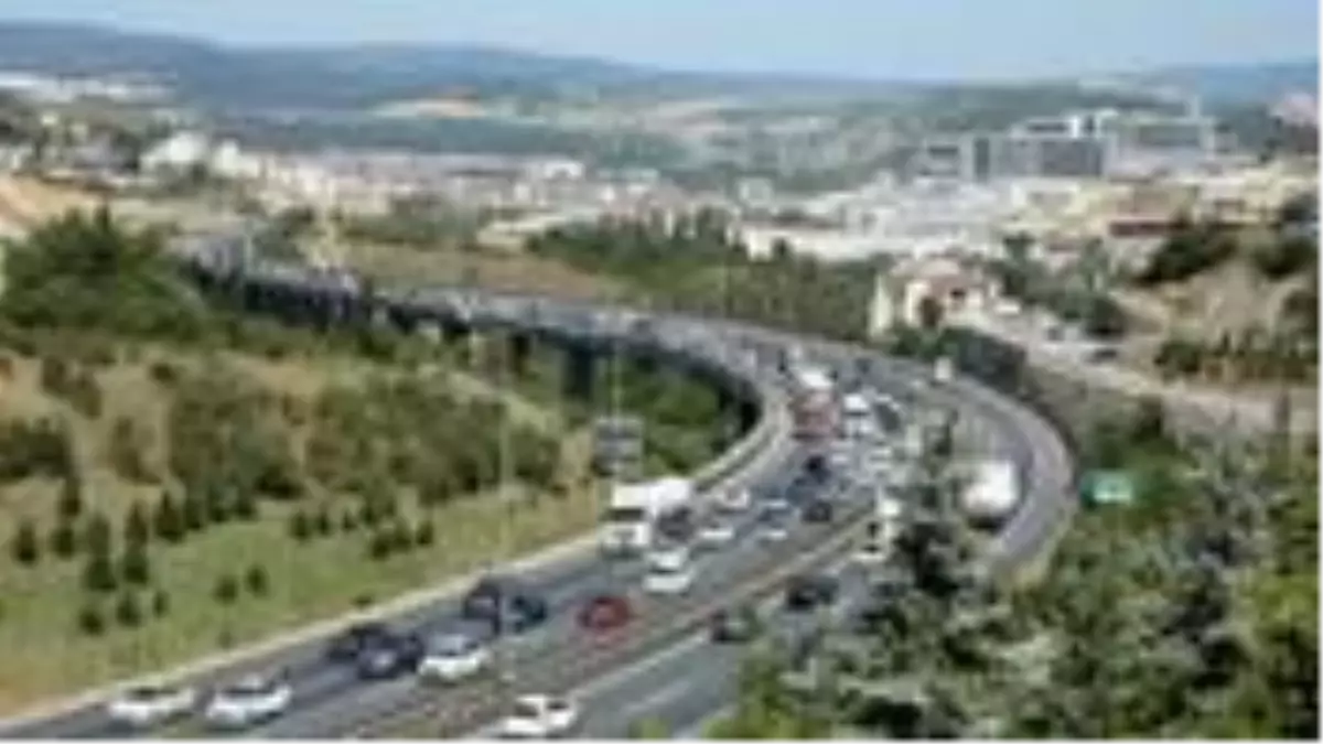 Tatilciler dönüş yoluna düşünce trafik durma noktasına geldi