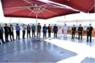 Tuzla'da sosyal mesafeli bayramlaşma töreni Tuzla'da sosyal mesafeli bayramlaşma töreni