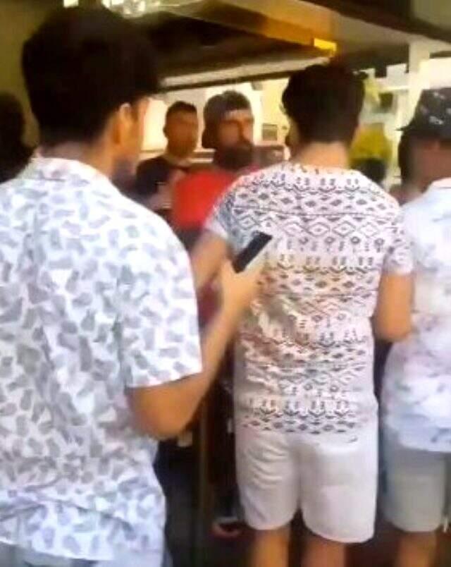 Yasin Obuz'la fotoğraf çektirmek isteyenler canını hiçe saydı! Maske ve sosyal mesafe kuralları hiçe sayıldı Yasin Obuz'la fotoğraf çektirmek isteyenler canını hiçe saydı! Maske ve sosyal mesafe kuralları hiçe sayıldı