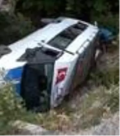 Yolcu minibüsü devrildi: 6 yaralı Yolcu minibüsü devrildi: 6 yaralı