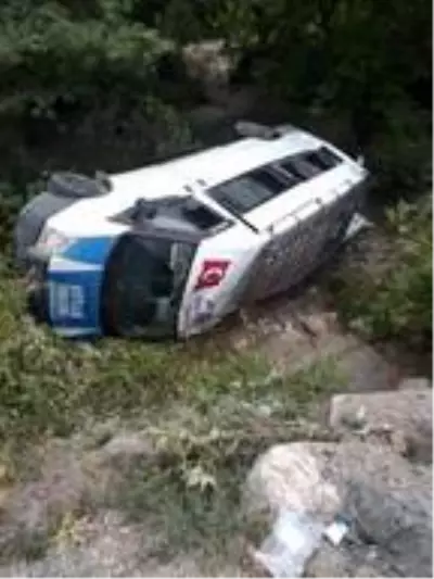 Yolcu minibüsü şarampole devrildi: 6 yaralı Yolcu minibüsü şarampole devrildi: 6 yaralı