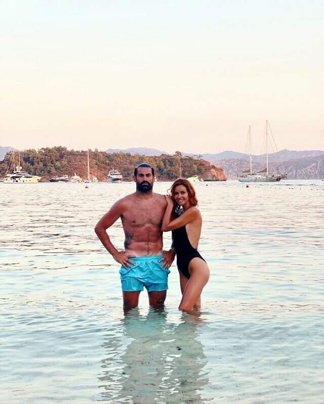 Zeynep Sever Demirel, sosyal medyadan tatil pozu paylaşıp Volkan'a methiyeler düzdü Zeynep Sever Demirel, sosyal medyadan tatil pozu paylaşıp Volkan'a methiyeler düzdü