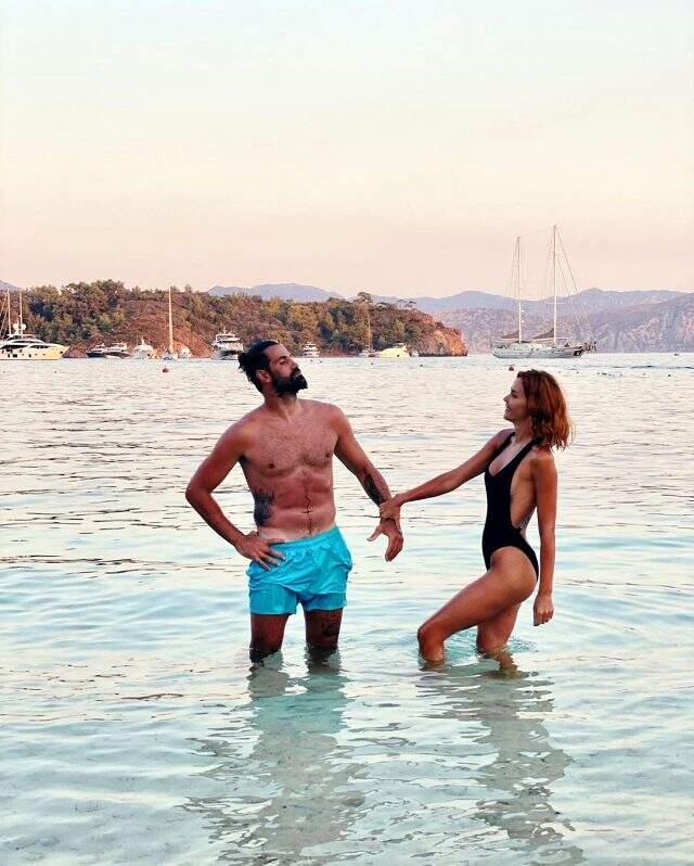 Zeynep Sever Demirel, sosyal medyadan tatil pozu paylaşıp Volkan'a methiyeler düzdü Zeynep Sever Demirel, sosyal medyadan tatil pozu paylaşıp Volkan'a methiyeler düzdü