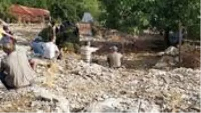19 yaşındaki genç, doludan saklanmak için girdiği ağacın altında ölü bulundu 19 yaşındaki genç, doludan saklanmak için girdiği ağacın altında ölü bulundu