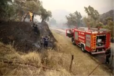 Alevleri söndürmek için Büyükşehir ekipleri seferber oldu Alevleri söndürmek için Büyükşehir ekipleri seferber oldu