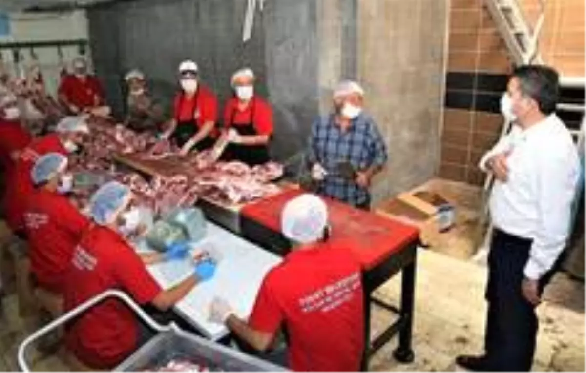 Aşevinde hummalı çalışma, 20 ton et dağıtıma hazırlanıyor