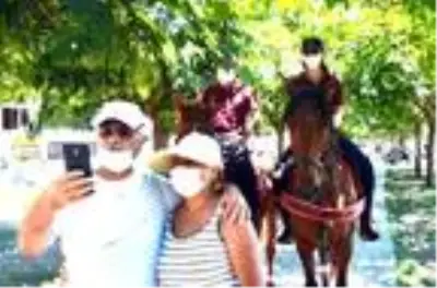 Atlı polislerden Avcılar sahilinde maske ve 'sosyal mesafe' uyarısı Atlı polislerden Avcılar sahilinde maske ve 'sosyal mesafe' uyarısı