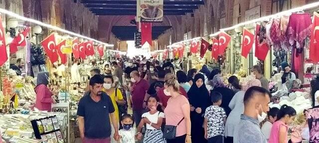 Bakan Koca'nın 'Vaka az' dediği Edirne'ye bayramda binlerce kişi akın etti Bakan Koca'nın 'Vaka az' dediği Edirne'ye bayramda binlerce kişi akın etti