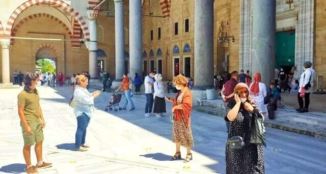 Bakan Koca'nın 'Vaka az' dediği Edirne'ye bayramda binlerce kişi akın etti Bakan Koca'nın 'Vaka az' dediği Edirne'ye bayramda binlerce kişi akın etti